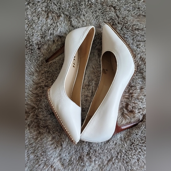 Coach size 7.5B beige pumps - Picture 3 of 7